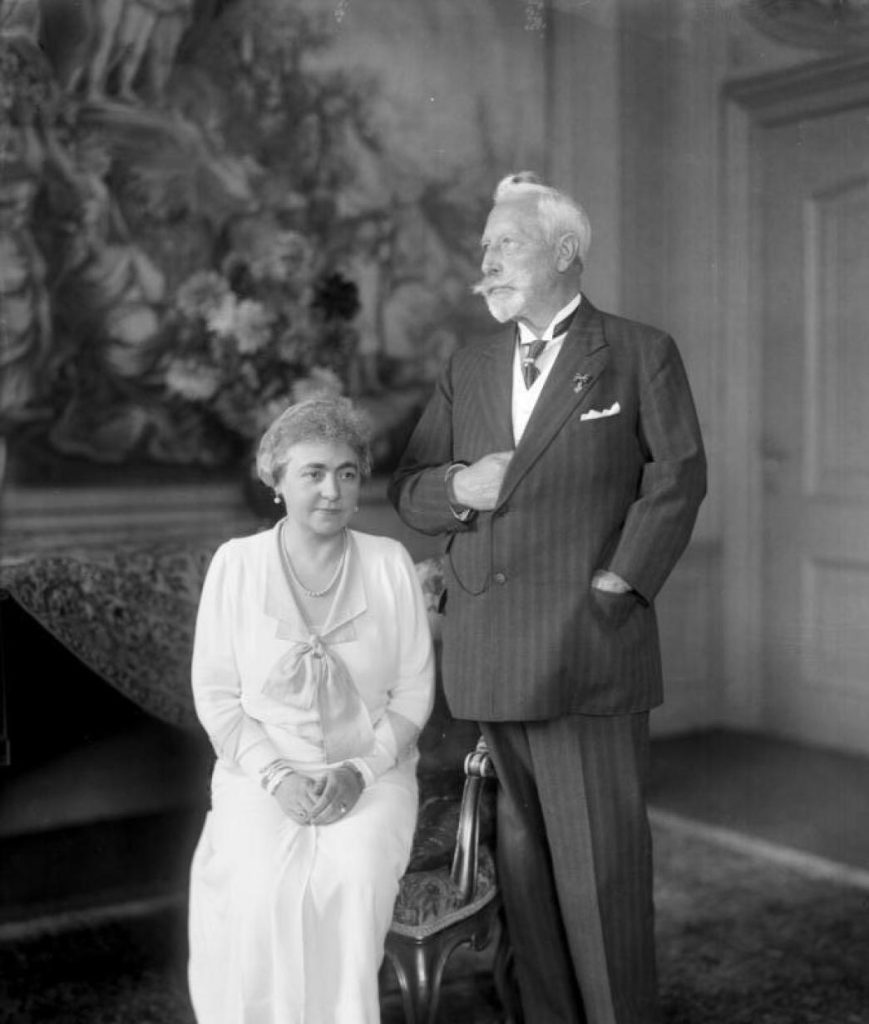 Keizer Wilhelm II met zijn vrouw Hermine von von Schönaich-Carolath in Huis Doorn, sept. 1933 